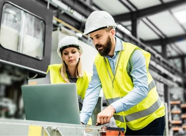 Kỹ sư môi trường làm việc tại nhà máy